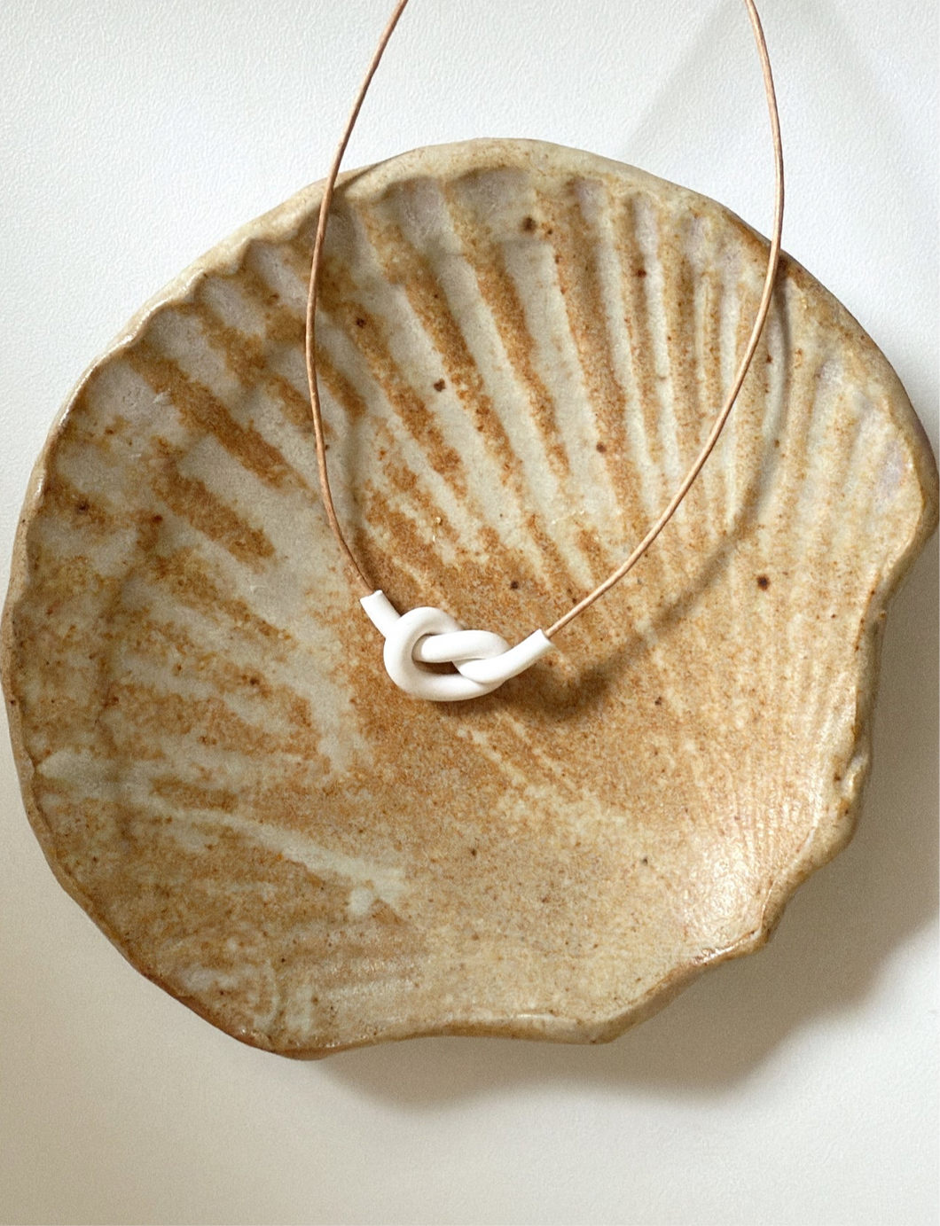 Mini knotty knot necklace - white