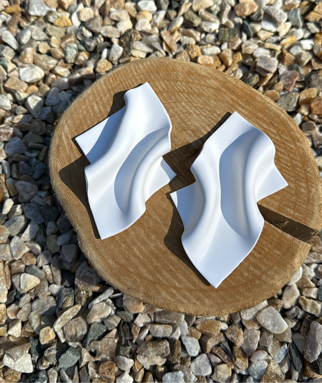 Ola earrings in white