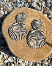 Load image into Gallery viewer, Seashell earring in black
