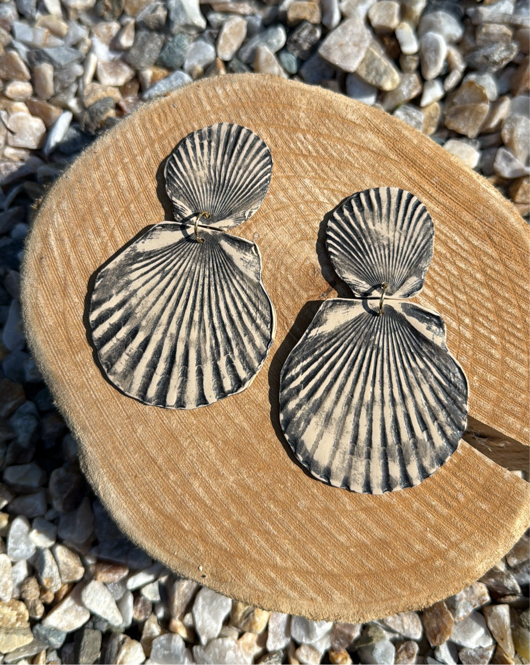 Seashell earring in black