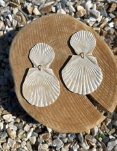 Load image into Gallery viewer, Seashell earring in tan
