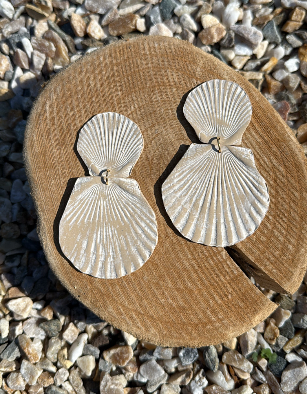 Seashell earring in tan