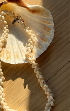Load image into Gallery viewer, Vintage shell necklace

